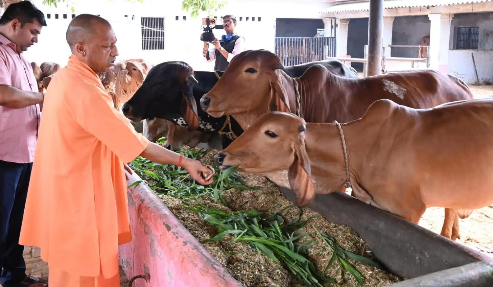 मुख्यमंत्री योगी ने देवीपाटन मंदिर में दर्शन पूजन कर देश व प्रदेश के सुख समृद्धि की कामना की