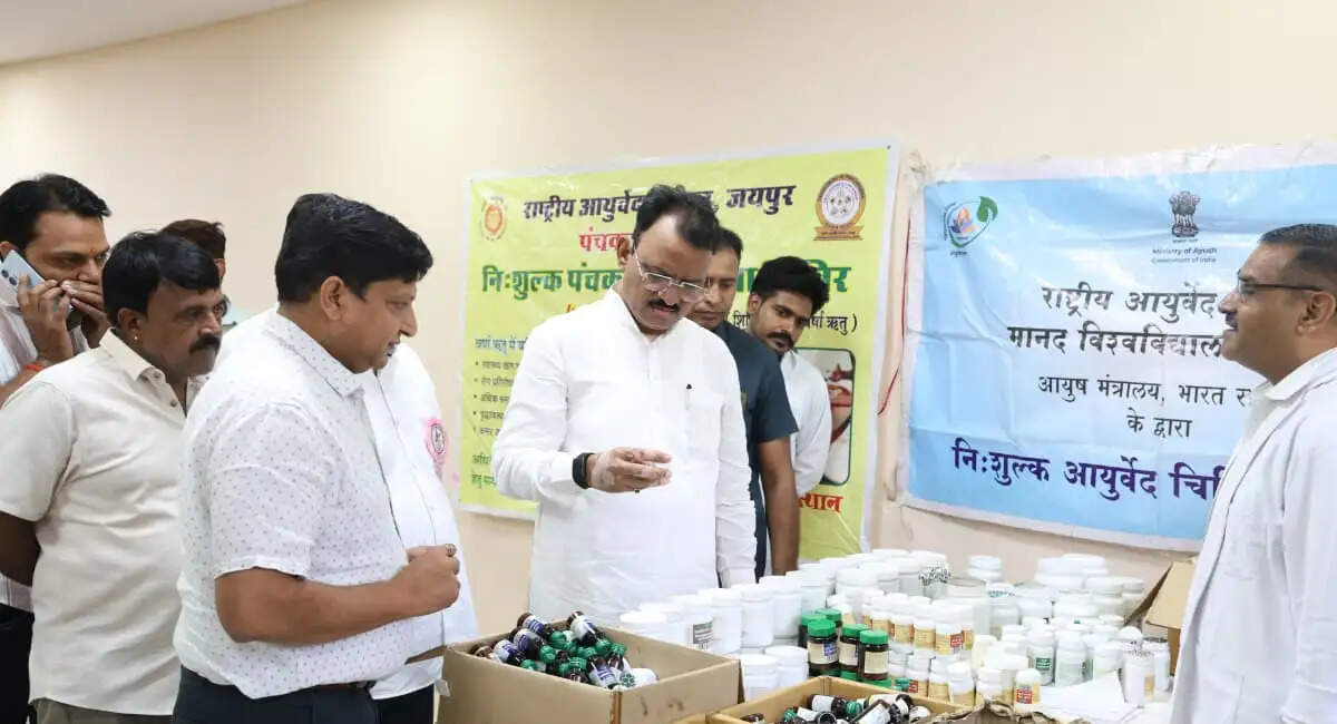 राष्ट्रीय आयुर्वेद संस्थान एवं शारदा शिक्षा एवं विकास समिति के तत्वावधान में नि:शुल्क चिकित्सा शिविर का हुआ आयोजन