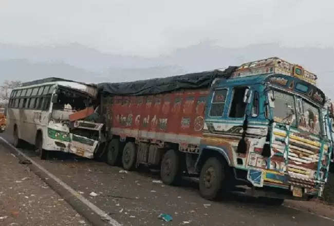 मंदसौरः मतदानकर्मियों को छोड़ने जा रही बस खड़े ट्रक में घुसी, होमगार्ड जवान की मौत, नौ लोग घायल