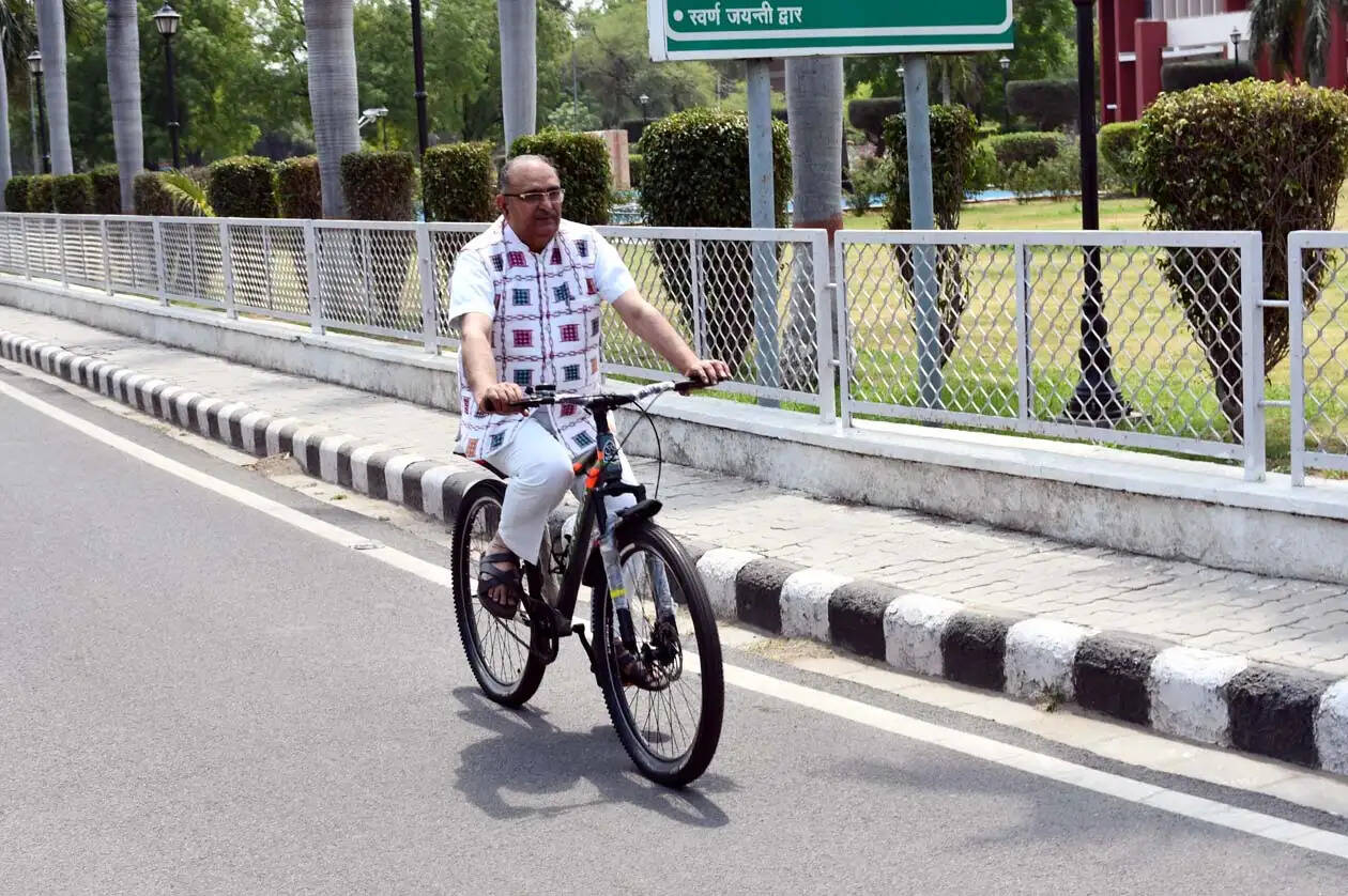 हिसार : स्वस्थ जीवन और ईंधन की बचत के लिए साइकिल चलाना जरूरी : प्रो. बीआर कम्बोज