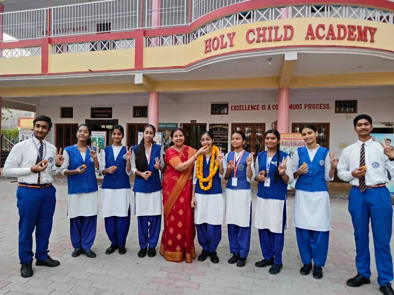 होली चाइल्ड एकेडमी के छात्रों का शानदार प्रदर्शन, परी गुप्ता ने 98.2 फीसदी अंकों के साथ किया टॉप