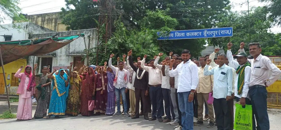 सरकारी उपेक्षा का शिकार डेडली स्कूल : जर्जर भवन और शिक्षकों की कमी से बच्चों का भविष्य अधर में, 3 कमरों में कैद 230 बच्चों की शिक्षा