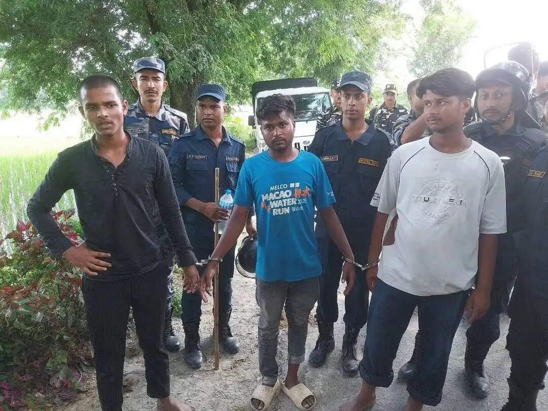 नेपाल हिंसा के पांच आरोपितों को भारतीय सीमा में प्रवेश करते पुलिस ने पकड़ा,सौंपा नेपाल पुलिस को