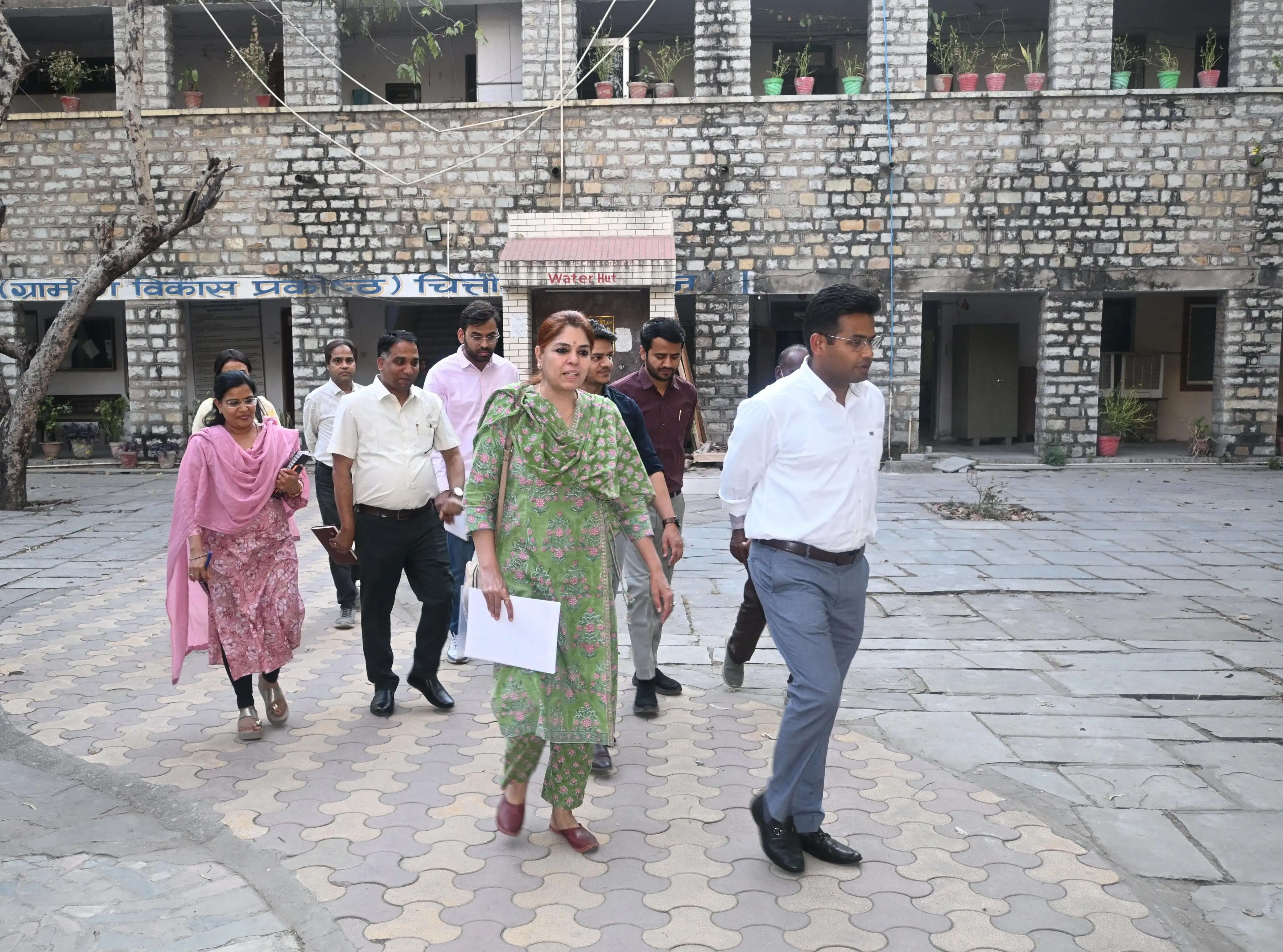 संभागीय आयुक्त का चित्तौड़गढ़ दौरा, कलक्ट्रेट की विभिन्न शाखाओं का किया निरीक्षण