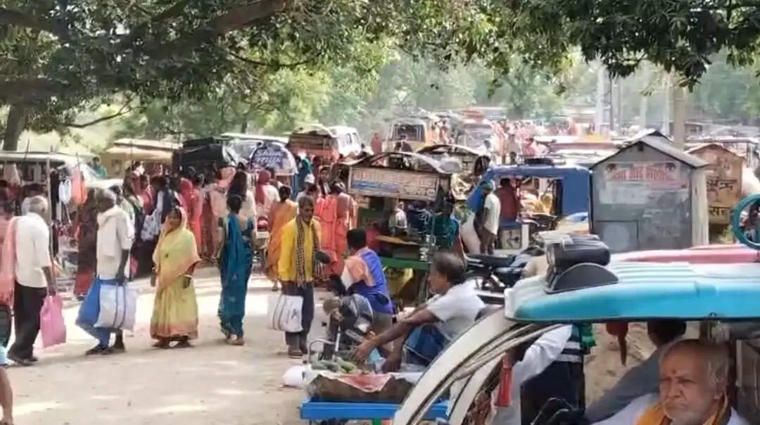 सारण में गंगा दशहरा पर श्रद्धालुओं ने सरयू और गंगा नदी में लगाई डुबकी