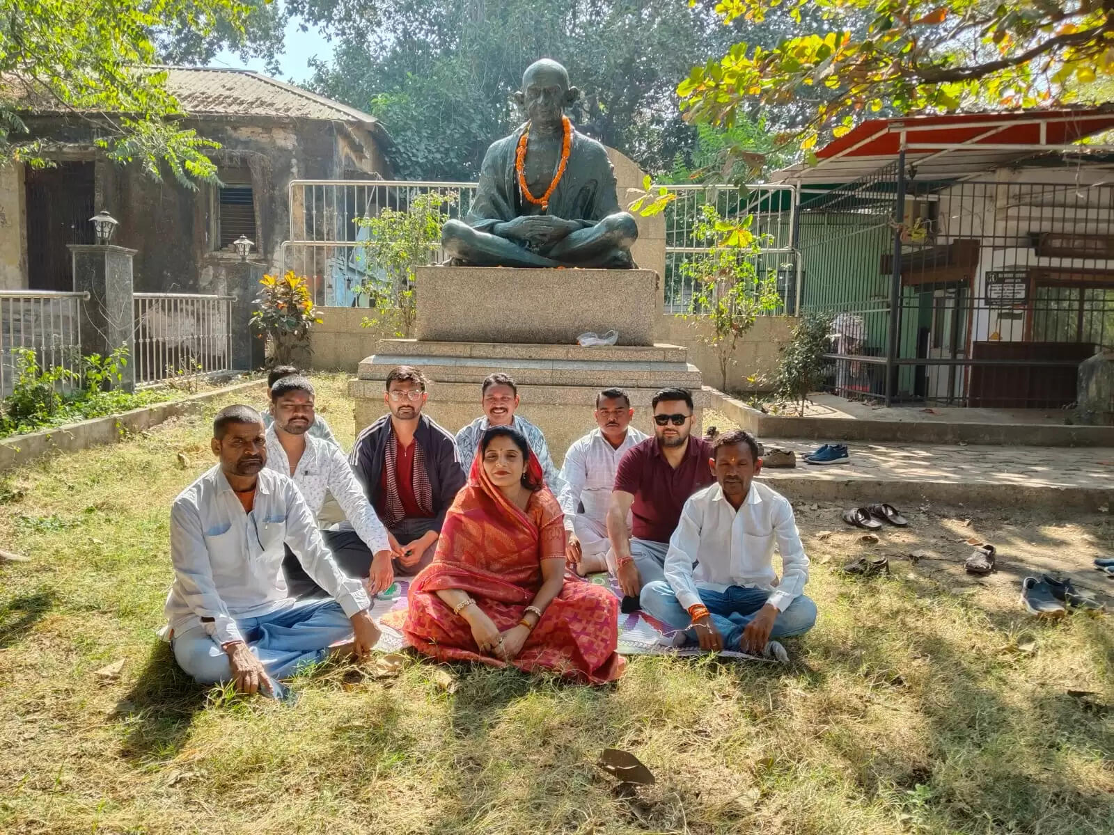 महापुरुषों के अपमान के विरोध में कांग्रेसियों ने किया मौन सत्याग्रह