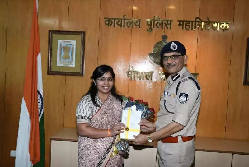 भोपाल : यूपीएससी में चयनित पुलिस कर्मियों की पुत्रियों को डीजीपी ने किया सम्मानित