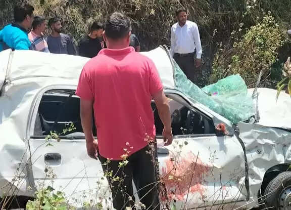 कार खाई में गिरी, दो की मौत