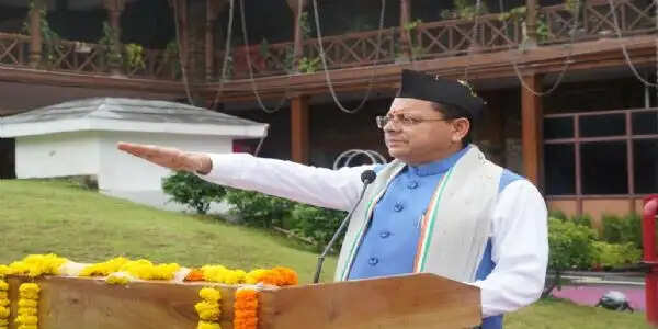 मुख्यमंत्री धामी ने सरकारी आवास में किया ध्वजारोहण, दिलाई राष्ट्रीय एकता की शपथ