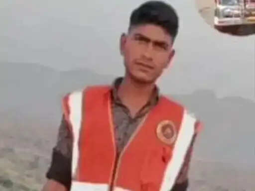 सीने पर वार कर युवक की हत्या, तीसरे दिन भी परिजनों का शव उठाने से इनकार