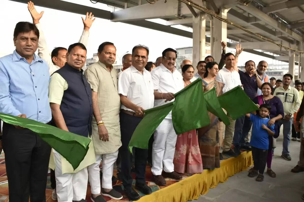 सोमनाथ स्वाभिमान पर्व: सूरत से 1296 श्रद्धालुओं की स्पेशल ट्रेन को सी.आर. पाटिल ने दिखाई हरी झंडी