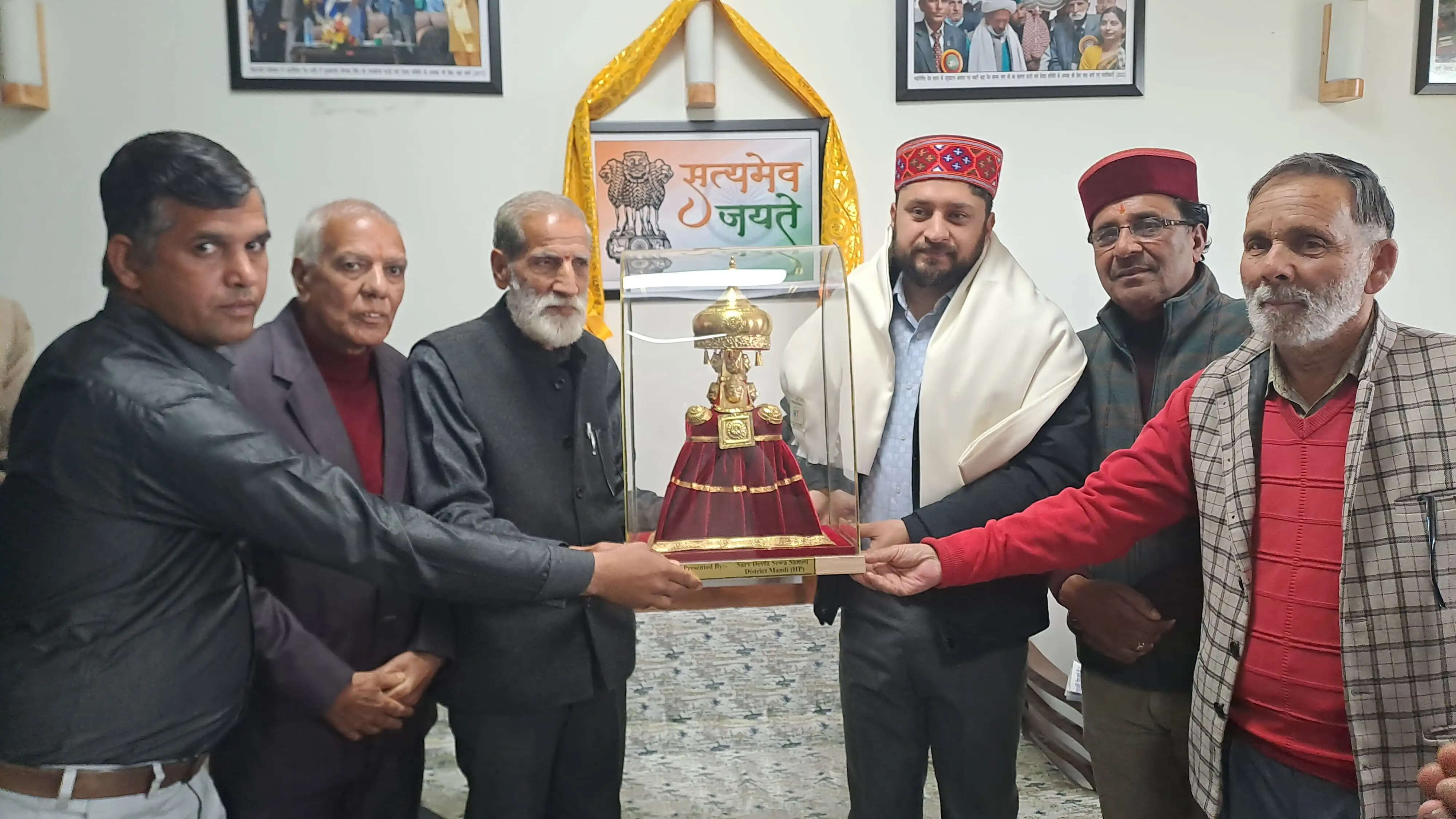 सर्व देवता सेवा समिति ने देवी-देवताओं के प्रति सराहनीय भूमिका के लिए उपायुक्त को किया सम्मानित