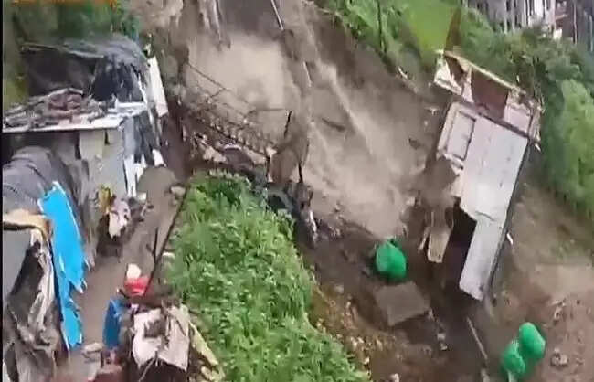 मसूरी में जनजीवन प्रभावित,सुरकंडा धाम में भूस्खलन से भवन ढहा