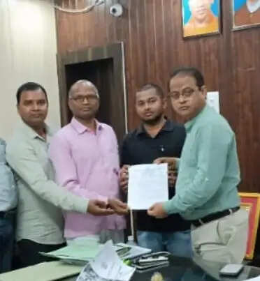 दिवंगत सहायक अध्यापक के परिजन को शिक्षकों ने दी एक लाख 71 हजार पांच सौ रूपये की आर्थिक सहायता