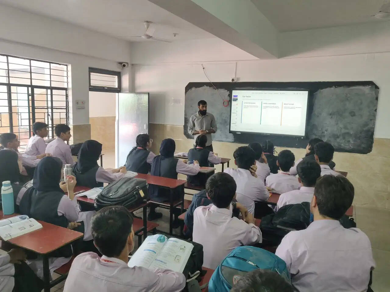 डिजिटल साक्षरता कार्यक्रम चलाया, छात्रों को सिखाए सुरक्षित ऑनलाइन व्यवहार के गुर