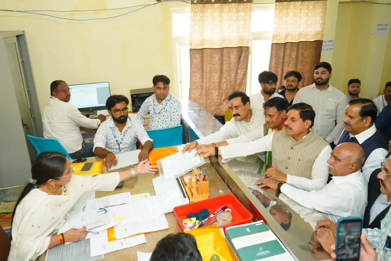 दतिया उपचुनाव: भाजपा ने नामांकन के साथ दिखाया शक्ति प्रदर्शन, मुख्यमंत्री बोले- 'राजा और रंक के बीच का चुनाव