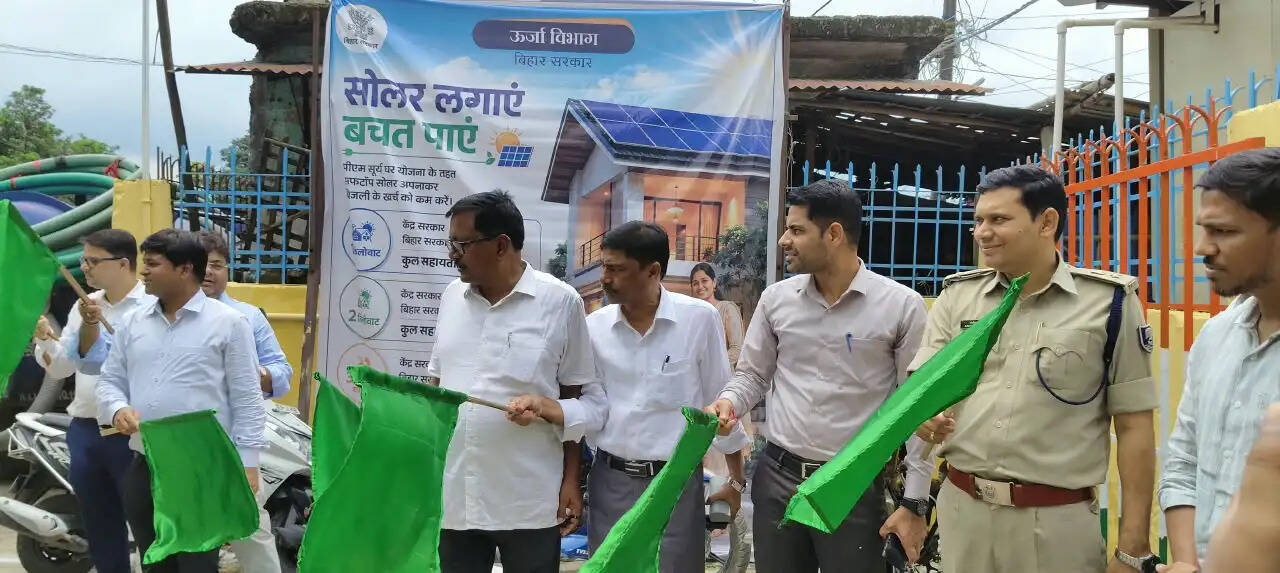 ठाकुरगंज में सौर मेला शुरू, डीएम-एसपी ने सोलर रथ को दिखाई हरी झंडी