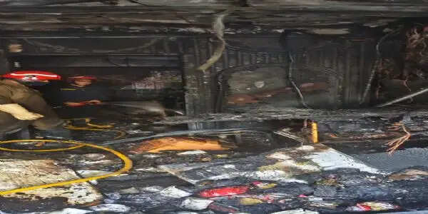 सत्य निकेतन के टेकअवे रेस्तरां में लगी आग, फर्नीचर और बर्तन जले
