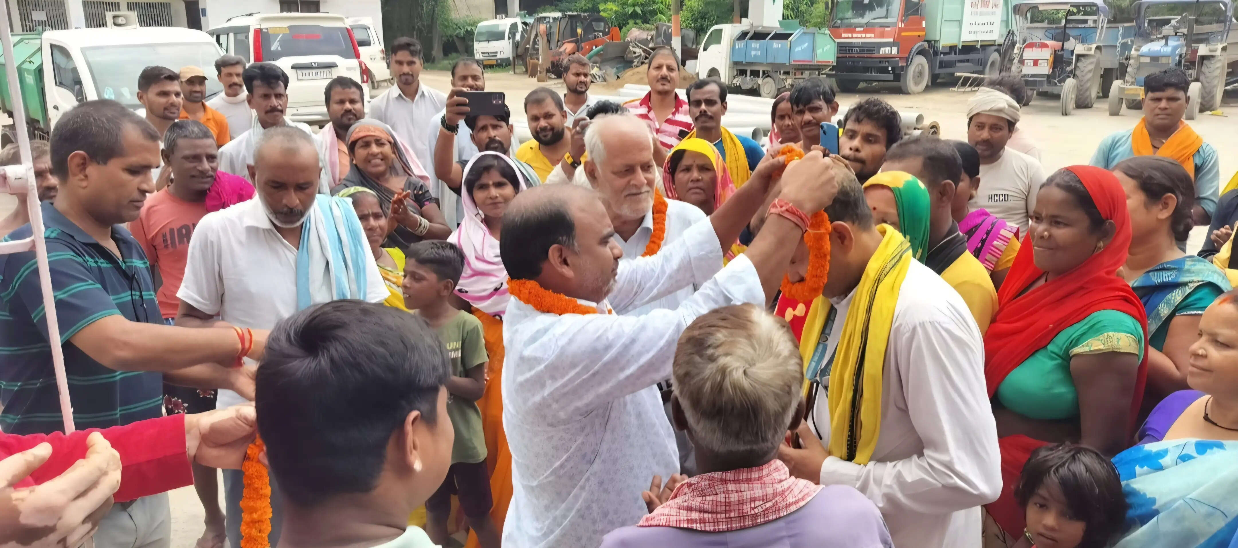 छपरा में काम पर लौटे सफाई कर्मी, महापौर और नगर आयुक्त ने मिठाई खिलाकर किया अभिनंदन