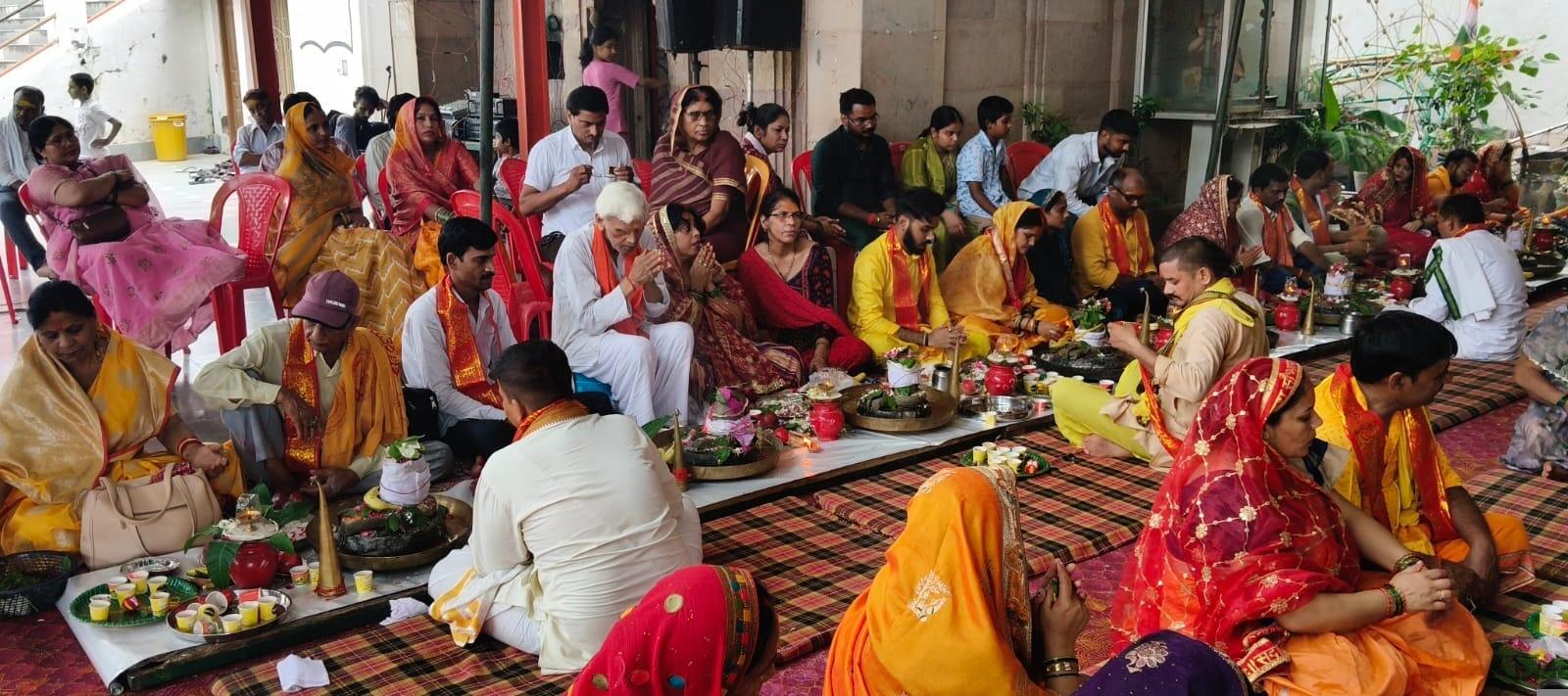 सावन के पावन पर्व पर श्री नव दुर्गा शिव मंदिर में 51 जोड़ों ने किया भव्य सामूहिक रुद्राभिषेक