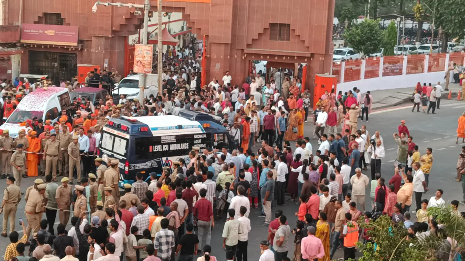 दिव्य आभा के साथ निकली गोरक्षपीठाधीश्वर की विजयादशमी शोभायात्रा