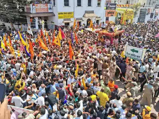 मंदिर की चौखट लांघ रथ पर सवार होकर भक्तों को दर्शन देने निकले श्याम सरकार