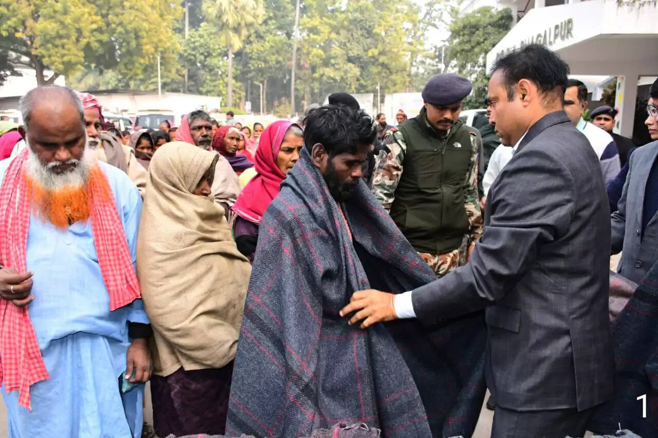 भीषण ठंड को लेकर डीएम के नेतृत्व में जरूरतमंदों के बीच कंबल वितरण