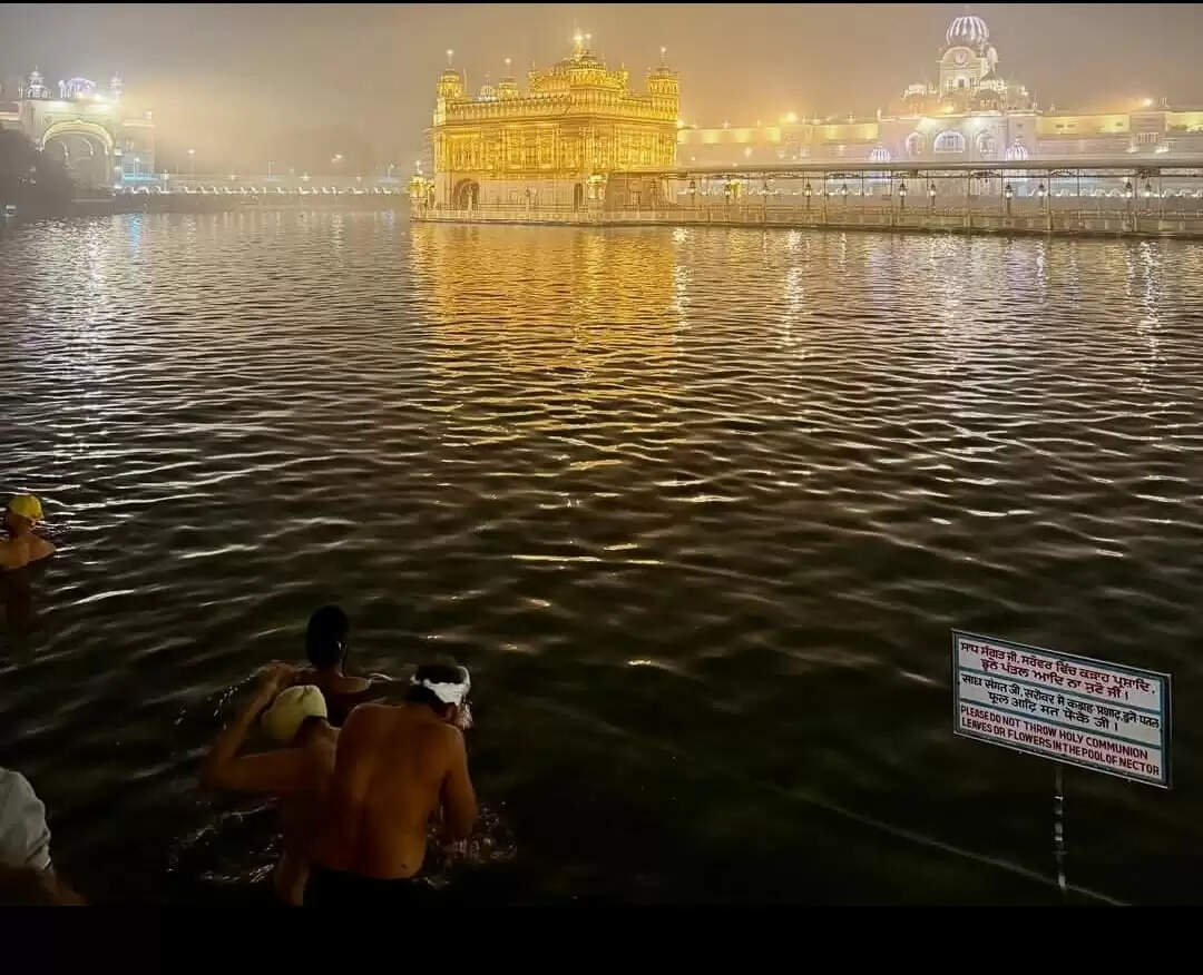 नए साल पर दरबार साहिब में लाखों श्रद्धालु हुए नतमस्तक, पंजाब के मंदिरों, गुरुद्वारों में जुटी भारी भीड़