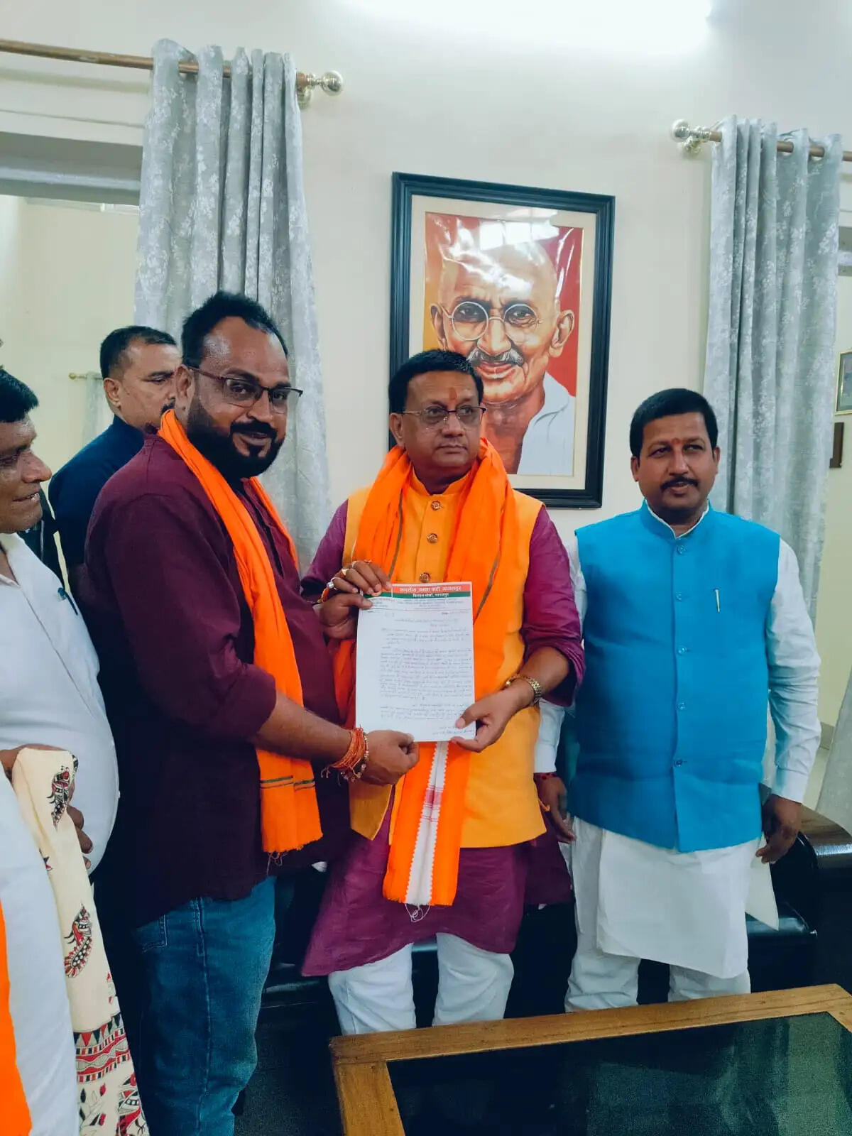 सरकारी जमीन के सदुपयोग को लेकर मंत्री को सौंपा ज्ञापन