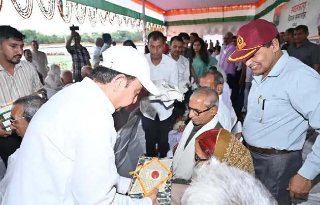 सोनीपत: वीरांगनाओं व उत्तराधिकारियों सहित शहीदों के परिजनों को किया सम्मानित