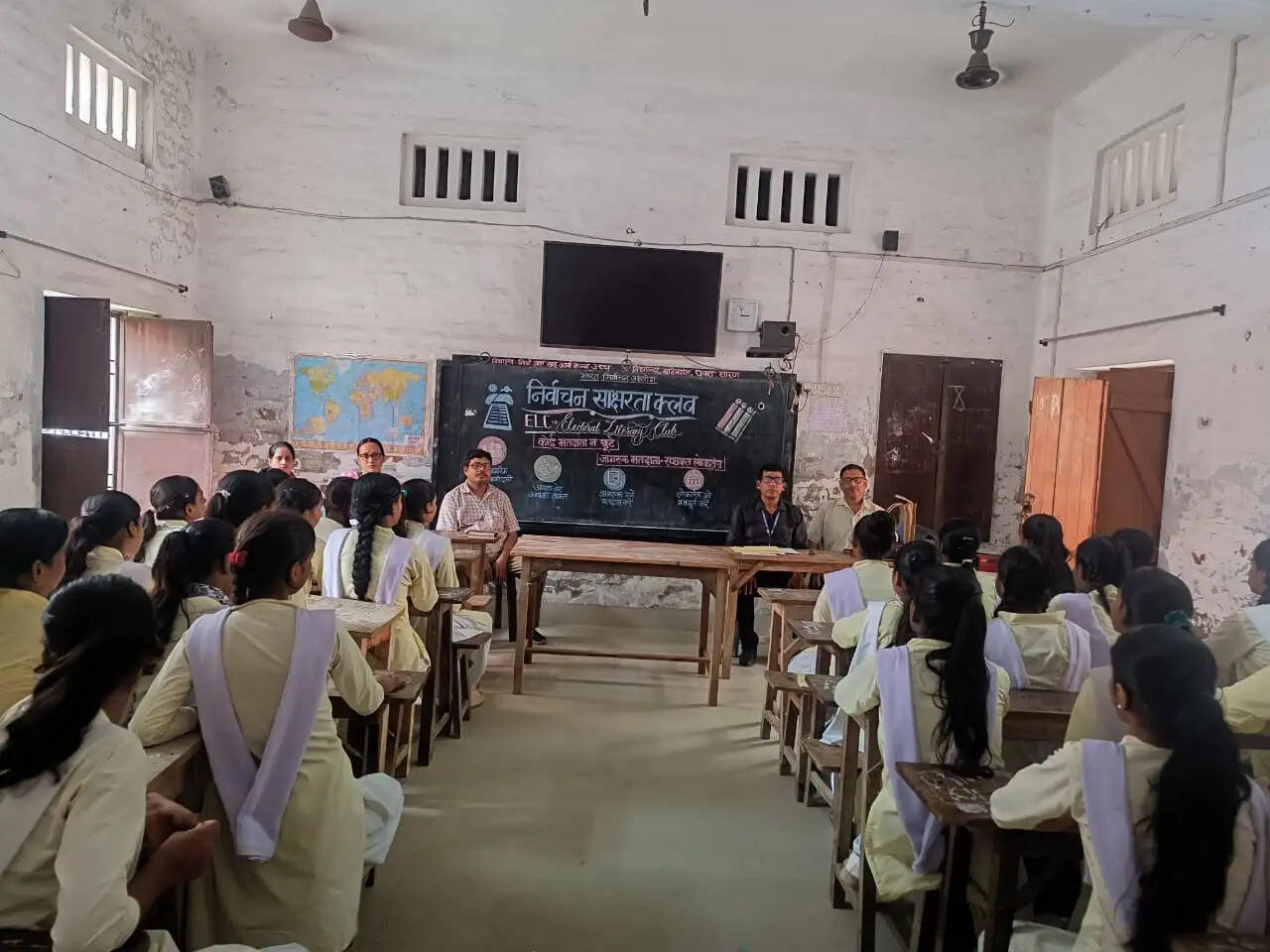 विश्वेश्वर सेमिनरी और आर्य कन्या उच्च विद्यालय में निर्वाचन साक्षरता क्लब का आयोजन