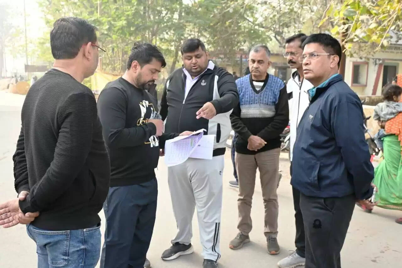 जिला चिकित्सालय में प्रगतिरत व प्रस्तावित कार्यो की समयसीमा में पूरा कराएं : आयुक्त