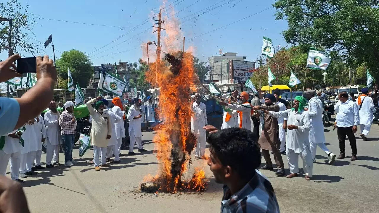 सिरसा: बीकेई ने किसानों पर हुए अत्याचार के विरोध में फूंका भाजपा का पुतला