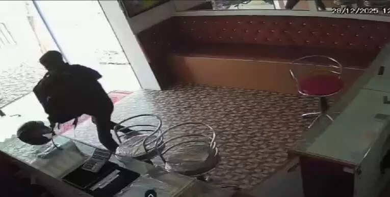 ज्वेलरी दुकान से बैग लेकर फरार हुआ चोर