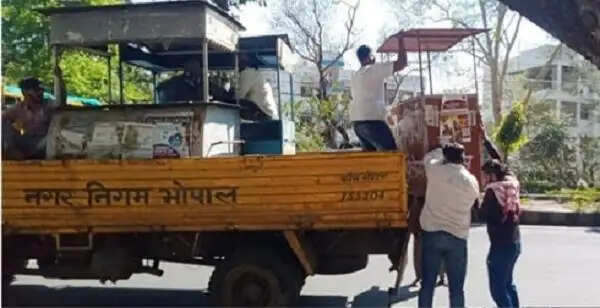 भोपाल: एमपी नगर सहित कई क्षेत्रों में अतिक्रमण हटाने की कार्रवाई, ठेले-गुमठी समेत सामान जब्त