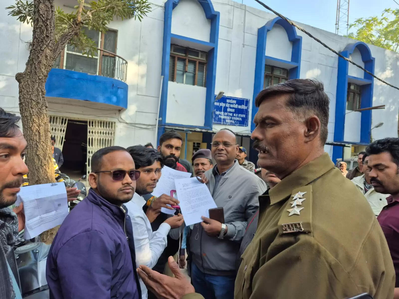 भोपाल के जेपी अस्पताल में यूथ कांग्रेस का प्रदर्शन, मरीज को फफूंद लगी दवा देने पर जताया विरोध, उग्र आंदोलन की चेतावनी