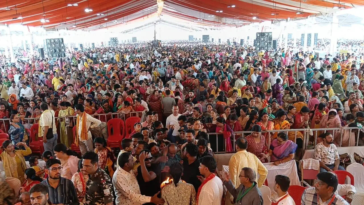 ईश्वर की कृपा पाने के लिए निरंतर प्रयास, सेवा और समर्पण आवश्यक है: डॉ. पंडित मिश्रा