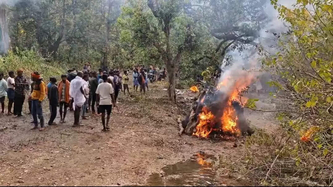छत्तीसगढ़-झारखंड बस हादसा : बलरामपुर में आज जलीं 10 चिताएं, पिपरसोत गांव में एक साथ सात शवों का अंतिम संस्कार