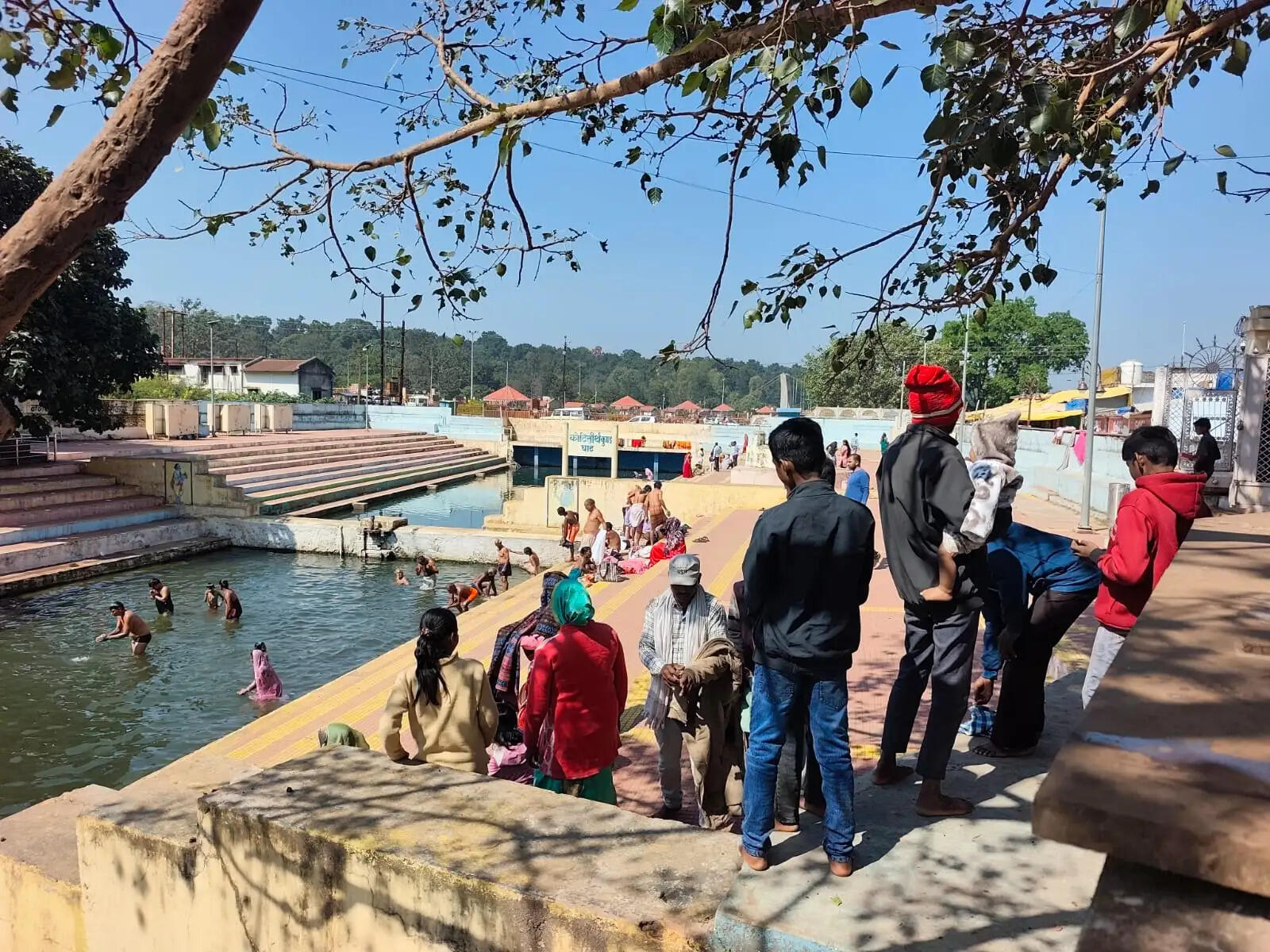अनूपपुर: कार्तिक मास की प्रतिपदा पर श्रद्धालुओं ने मां नर्मदा में लगाई आस्था की डुबकी