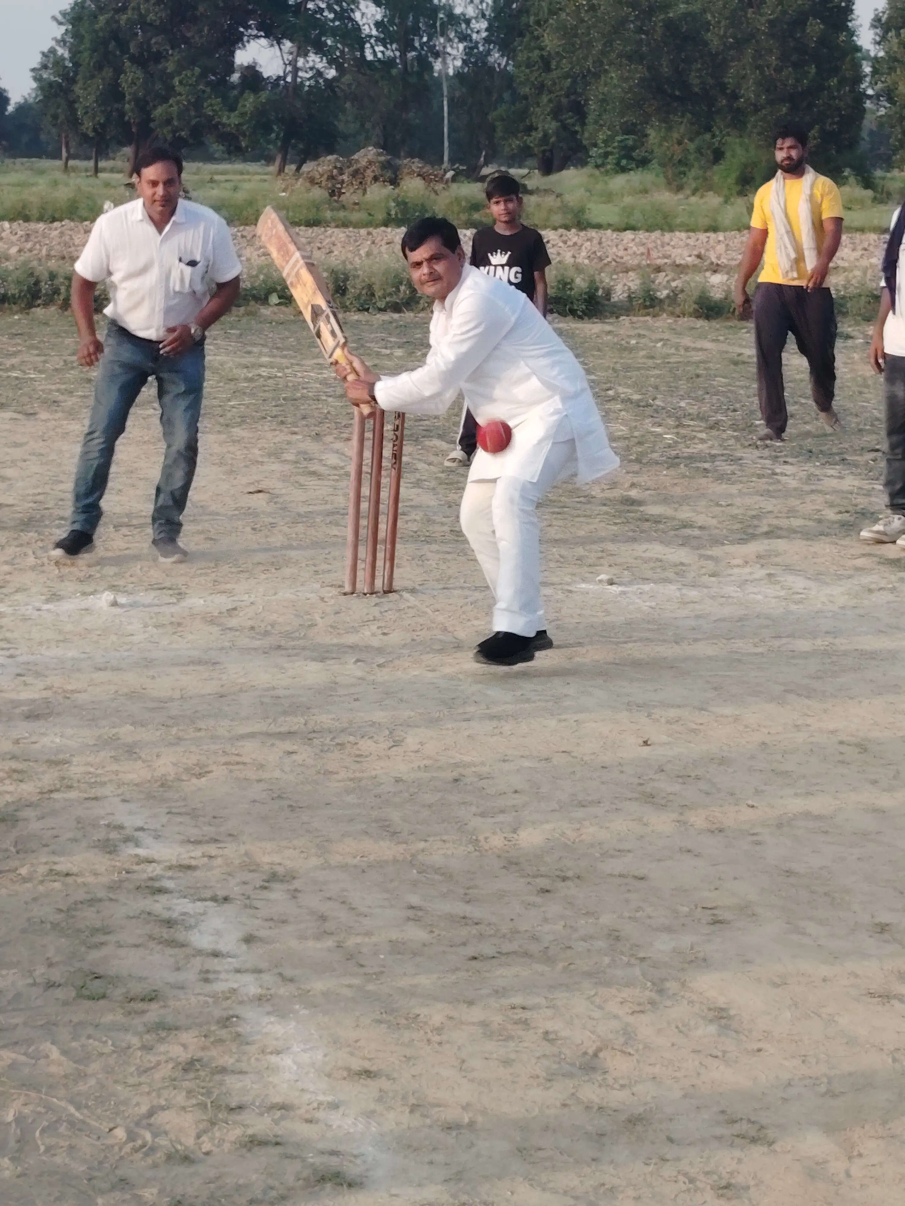 सपा जिलाध्यक्ष सर्वेश बाबू गौतम ने किया क्रिकेट टूर्नामेंट का उद्घाटन, खिलाड़ियों का बढ़ाया उत्साह