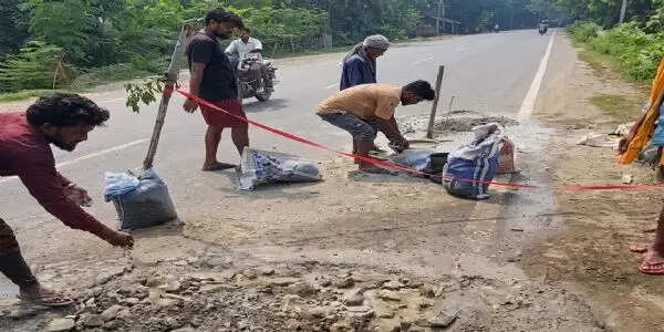 प्रशासनिक अनदेखी पर युवाओं ने उठाया बीड़ा: चंदा जुटाकर एनएच-31 पर भरा जानलेवा गड्ढा