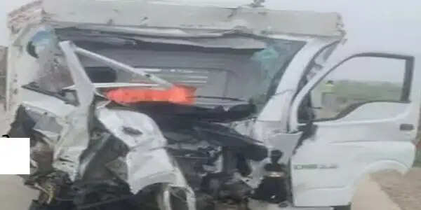 भागलपुर में पिकअप वैन और हाइवा की टक्कर में दो लोगों की मौत