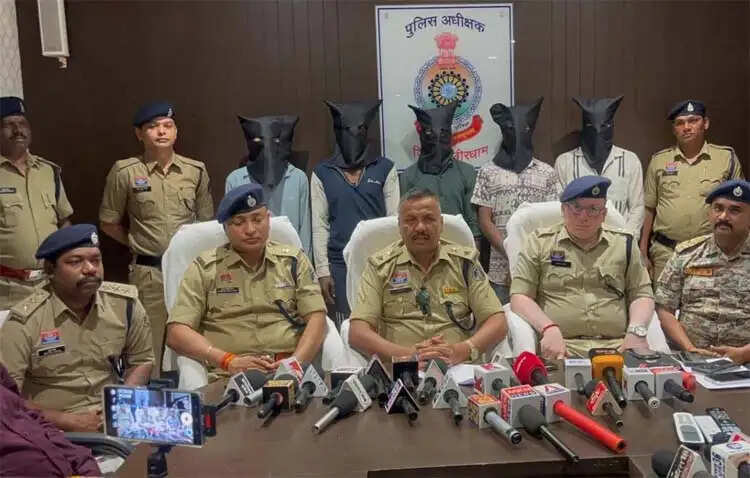 लुटेरा गिरोह का भंडाफोड़, एक नाबालिग सहित छह आरोपित गिरफ्तार