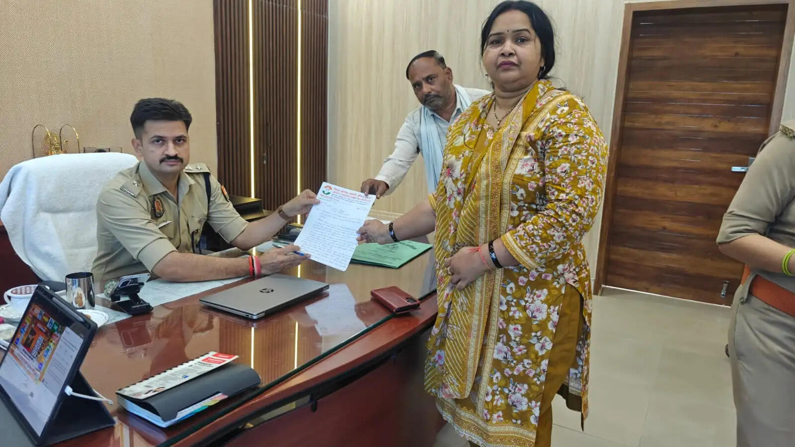 पुतला फूंकने पर दर्ज मुकदमों से कांग्रेस नेता परेशान, एसपी को सौंपा ज्ञापन