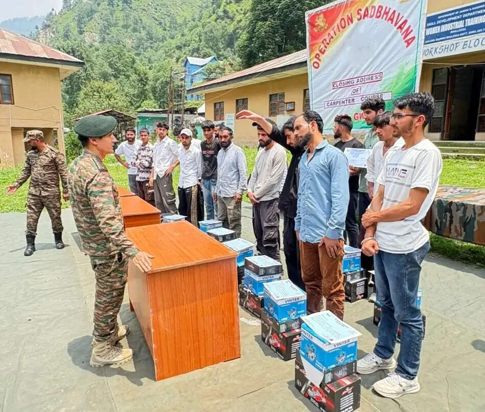 सेना ने ऑपरेशन सद्भावना के तहत एक माह का बढ़ईगीरी प्रशिक्षण करवाया संपन्न, 15 युवाओं को मिले प्रमाणपत्र और टूल किट