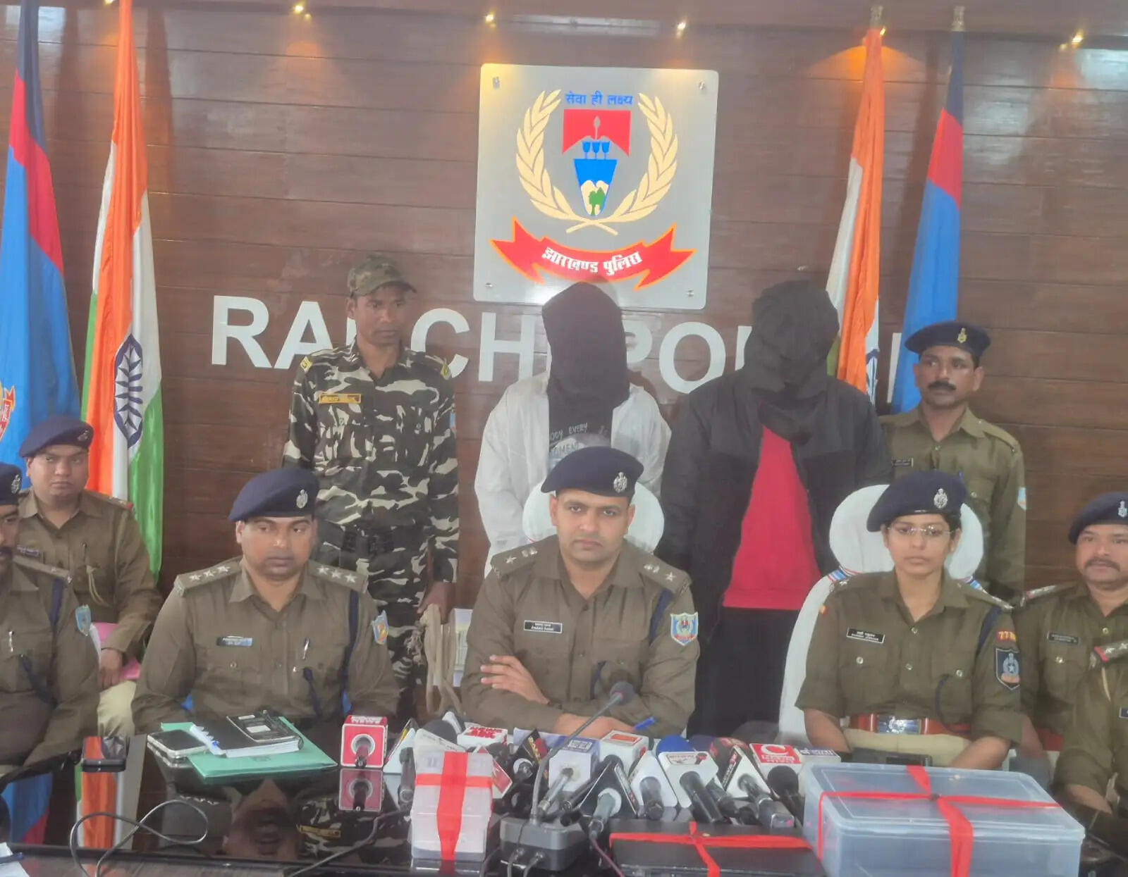 नीदरलैंड से मंगाये गये आठ लाख के नशे की खेप के साथ दो गिरफ्तार