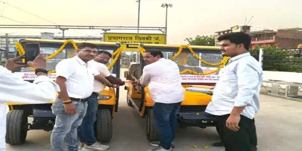 प्रयागराज छिवकी स्टेशन पर बैटरी कार सुविधा की हुई शुरुआत