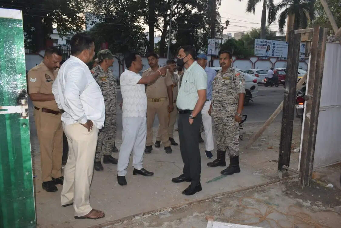 सरकारी सड़क पर वन विभाग की बाउंड्री बनाने का आरोप, पार्षद ने रुकवाया निर्माण