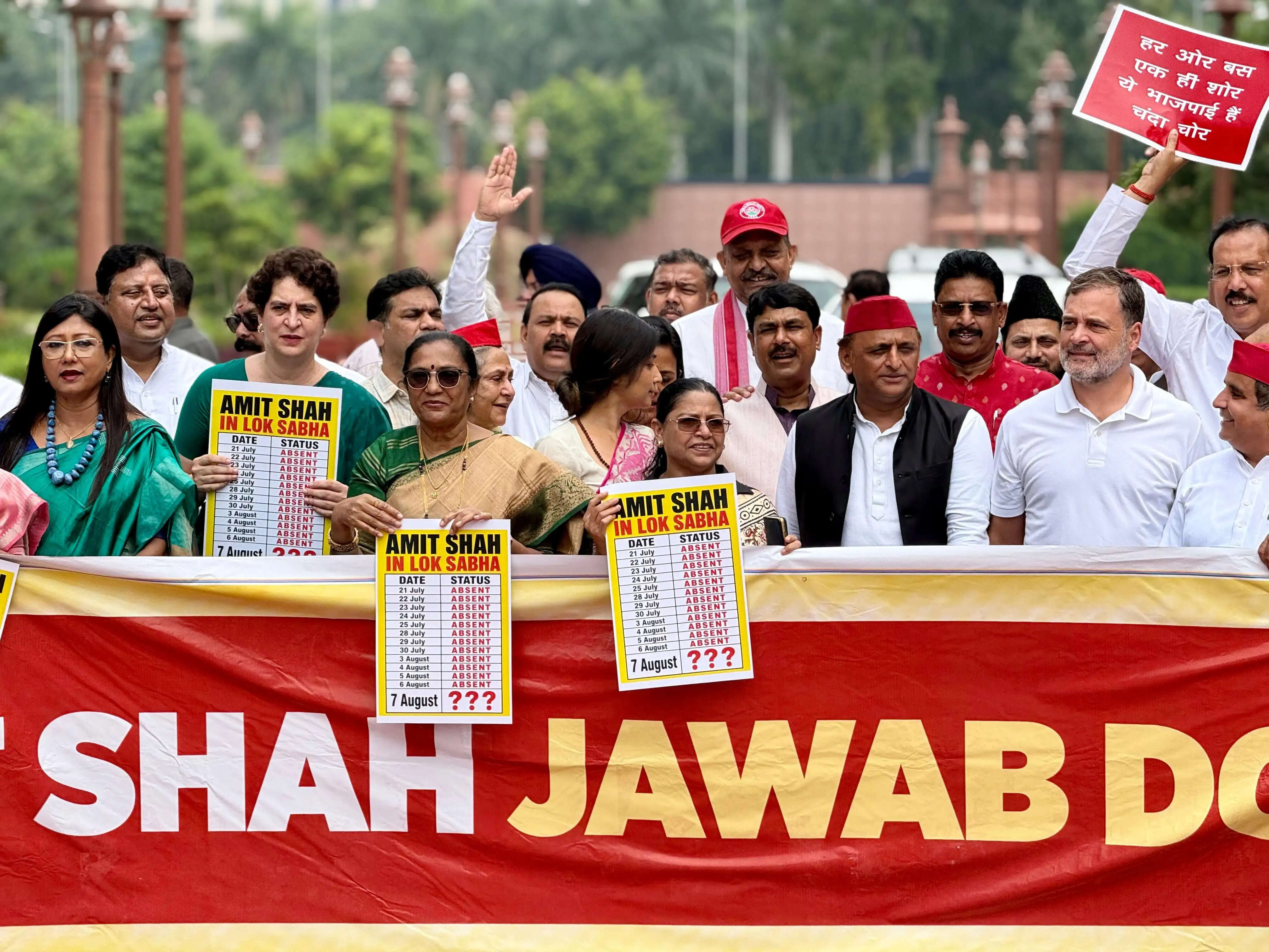 प्रदर्शनकारी छात्रों पर बल प्रयोग को लेकर विपक्ष का संसद परिसर में प्रदर्शन