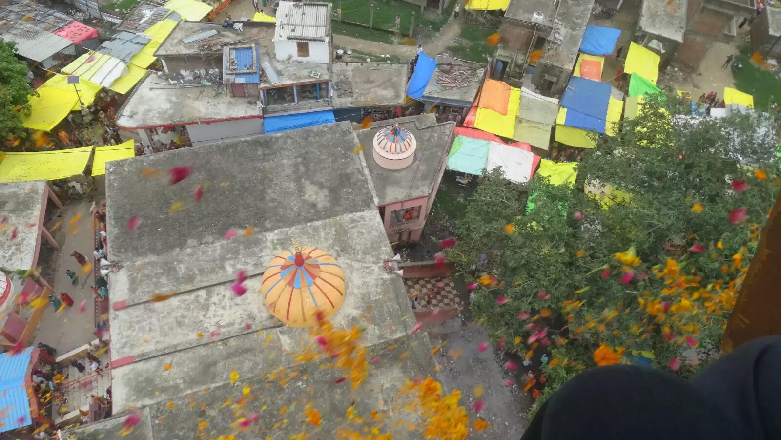 बस्ती मंडल के भदेश्वर नाथ मंदिर पर की पुष्प वर्षा